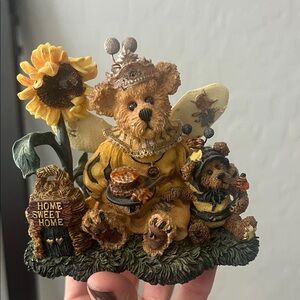 Boyd’s Bear Bee-Themed Bear Figurine with Sunflower
